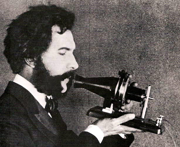 Figurant predvádza prvý telefón od A. Bella (1926)