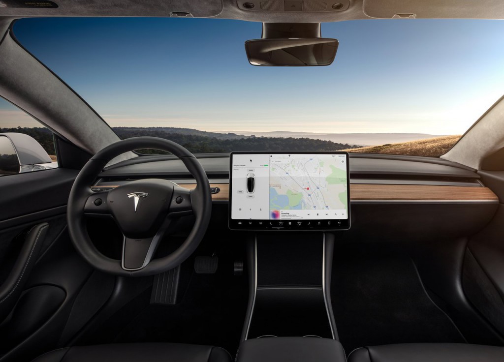Rozmerný monitor namiesto displejov a ovládačov. Elektromobil Tesla Model 3 (modelový ročník 2018)