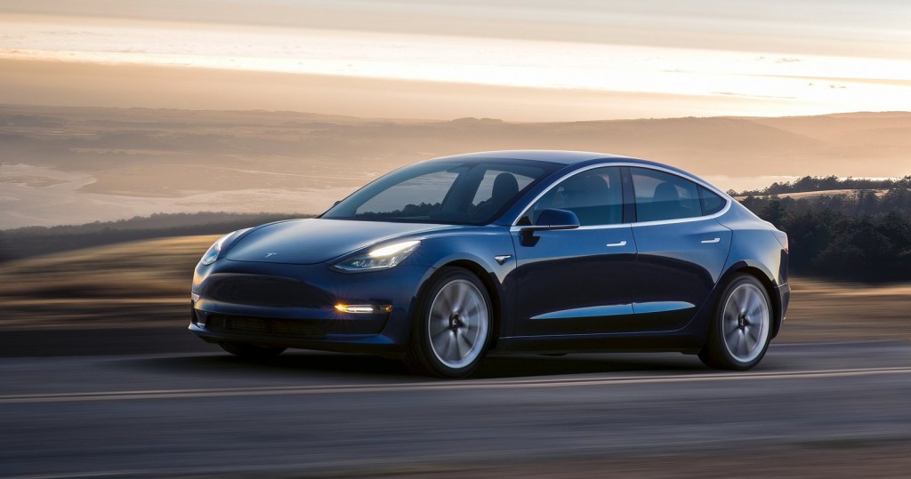 Pohľad z profilu. Elektromobil Tesla Model 3 (modelový ročník 2018)