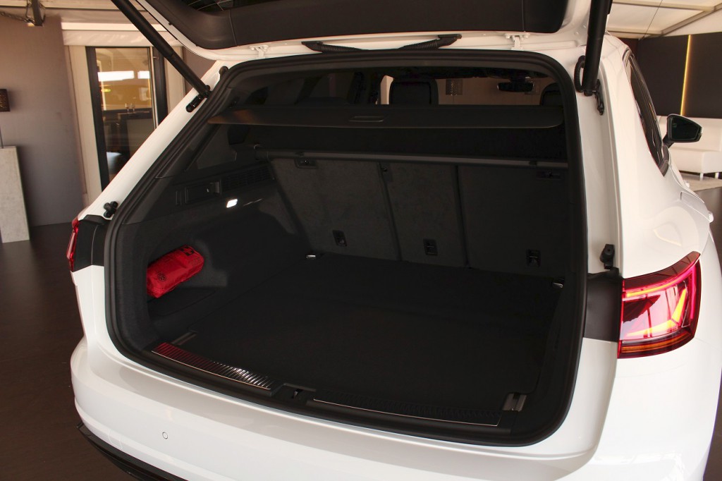 Volkswagen Touareg 2019 - batožinový priestor so sklopenými sedadlami