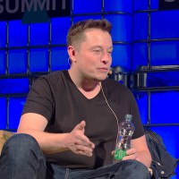 Elon Musk. Muž, ktorý tvorí budúcnosť ľudstva.