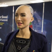 Robotka Sophia je v Prahe. V meste, kde Čapek prvýkrát použil pojem „robot“