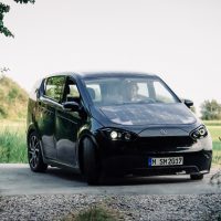 Solárne elektromobily: Vyrieši stará technológia novodobé problémy?