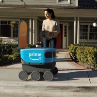 Toto je Scout, nový doručovací robot Amazonu. Príde sám namiesto kuriéra