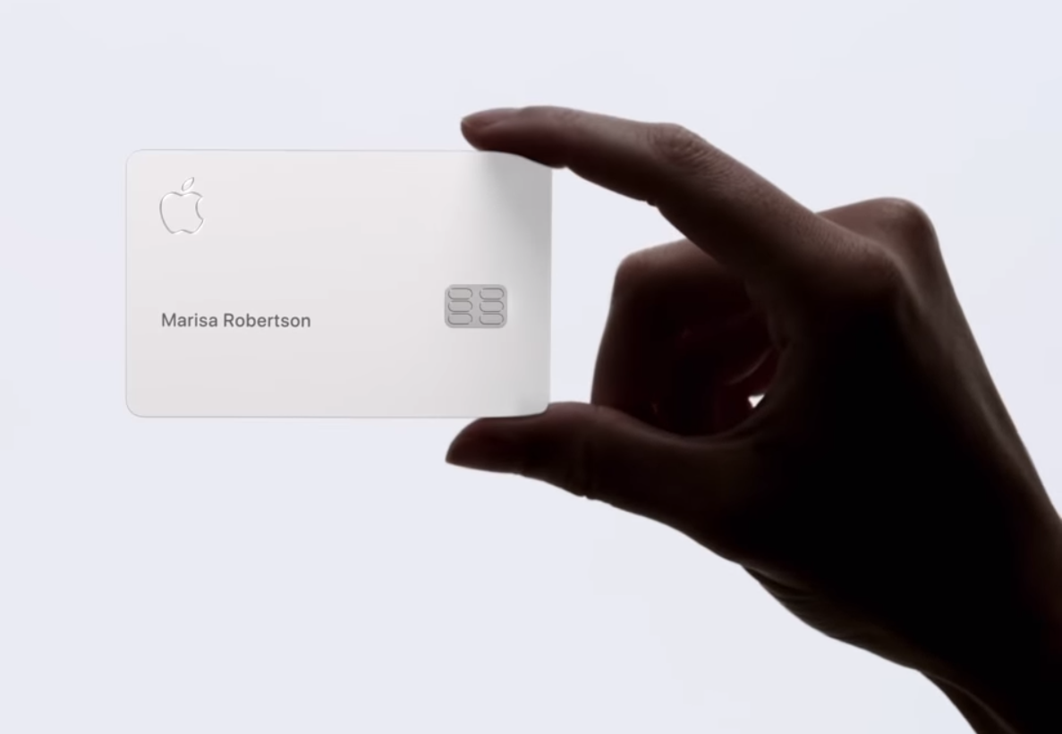 Apple má vlastnú kreditnú kartu. Vracia sa o krok späť?