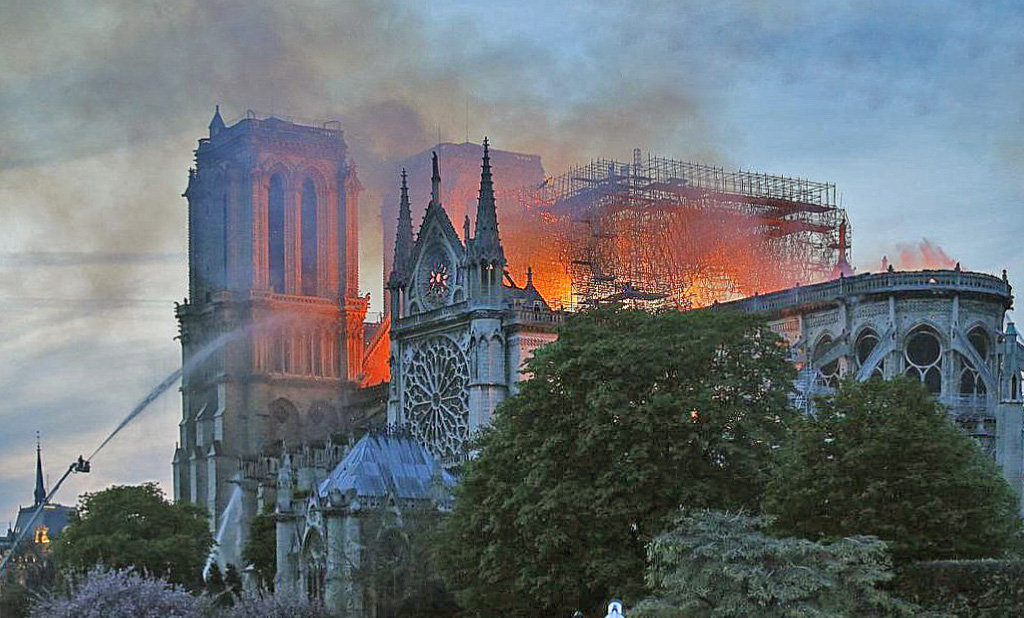Katedrálu Notre-Dame sa podarilo uhasiť, miliardári už dnes hlásia stámiliónové dary