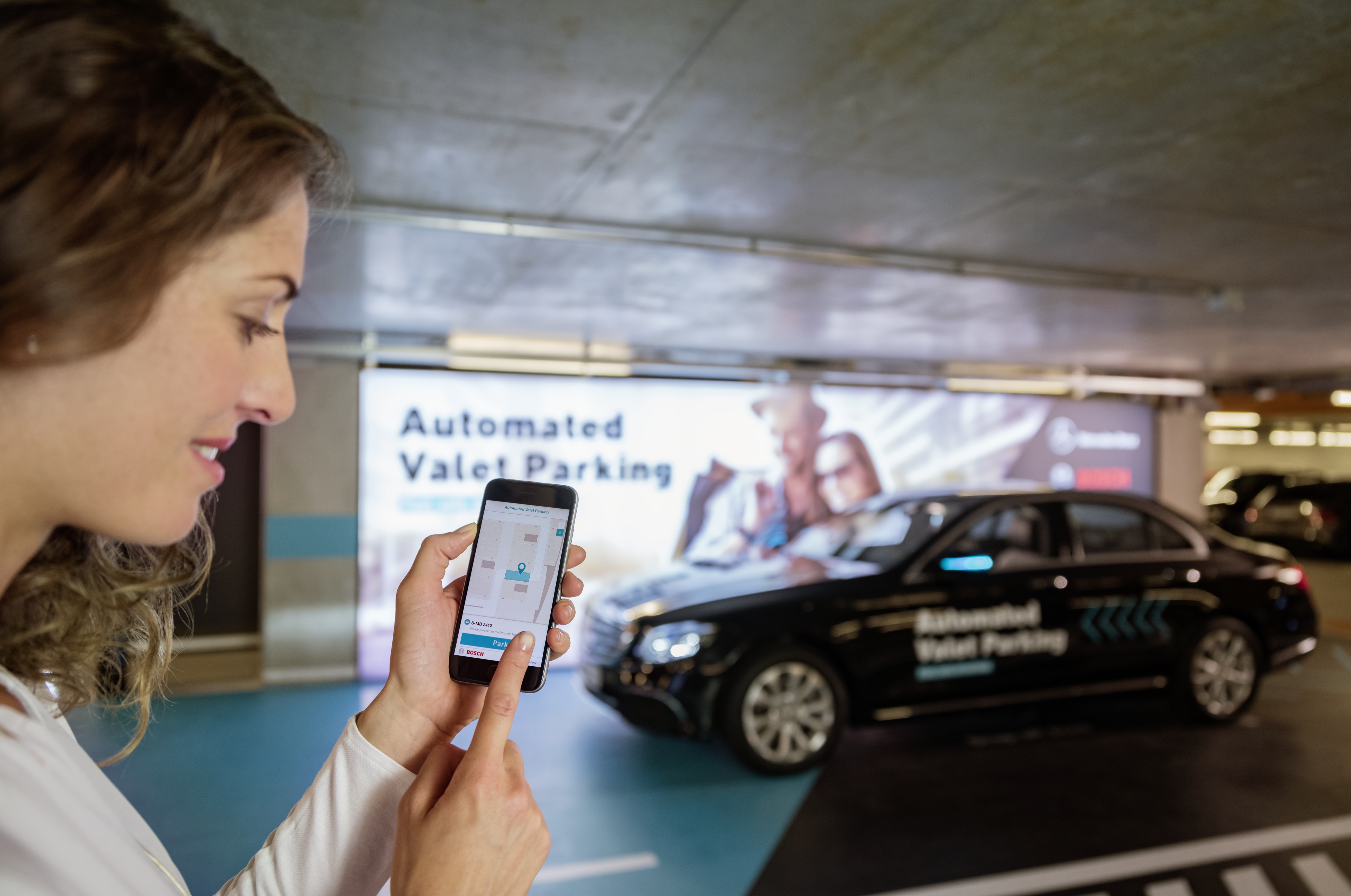 Vďaka firmám Bosch a Daimler je na svete prvá úradne povolená plnoautomatizovaná parkovacia funkcia