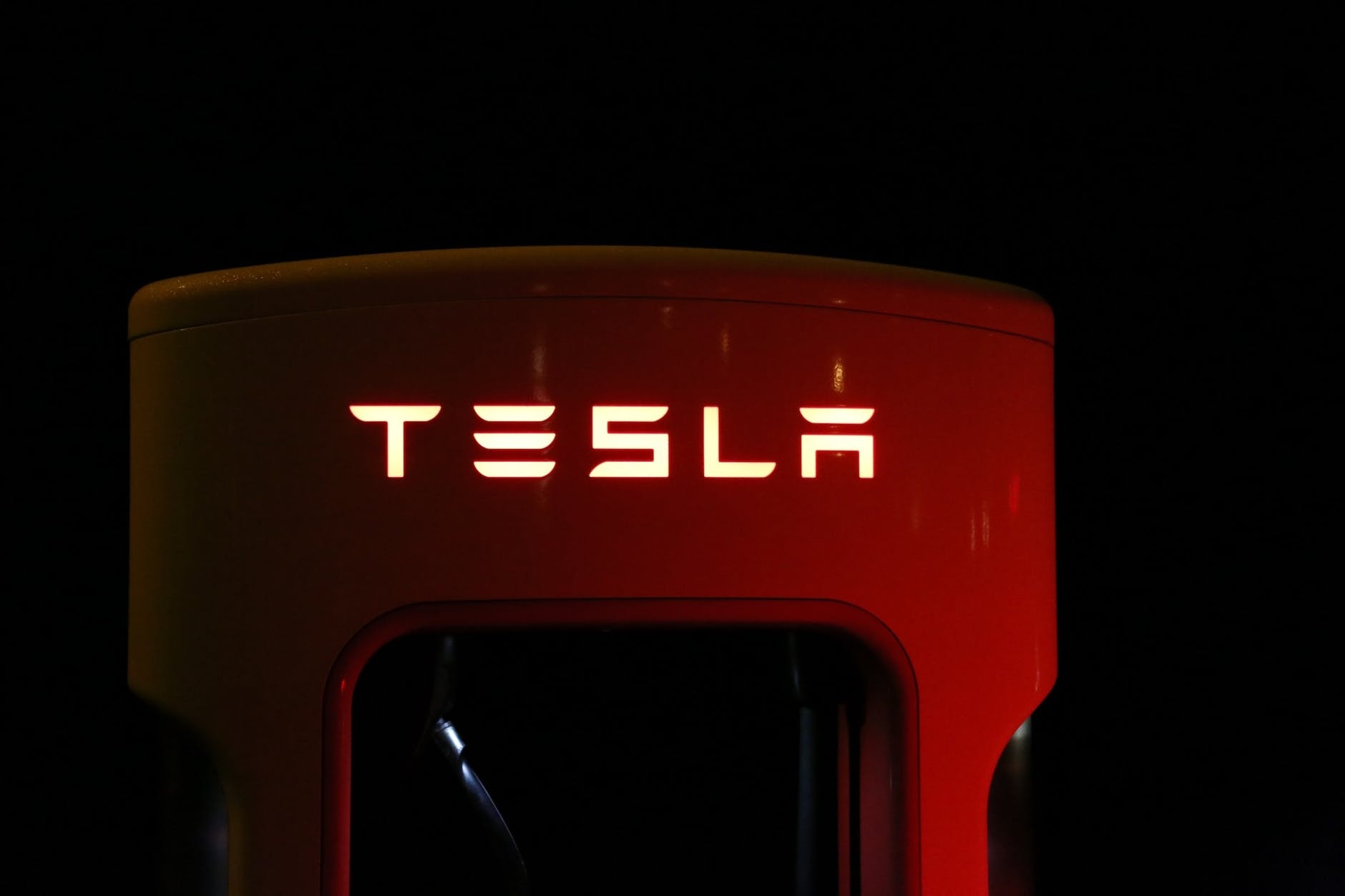 Ceny nabíjania na Tesla Supercharger sú vyššie ako ceny za tankovanie palív. Je tu však veľké ALE