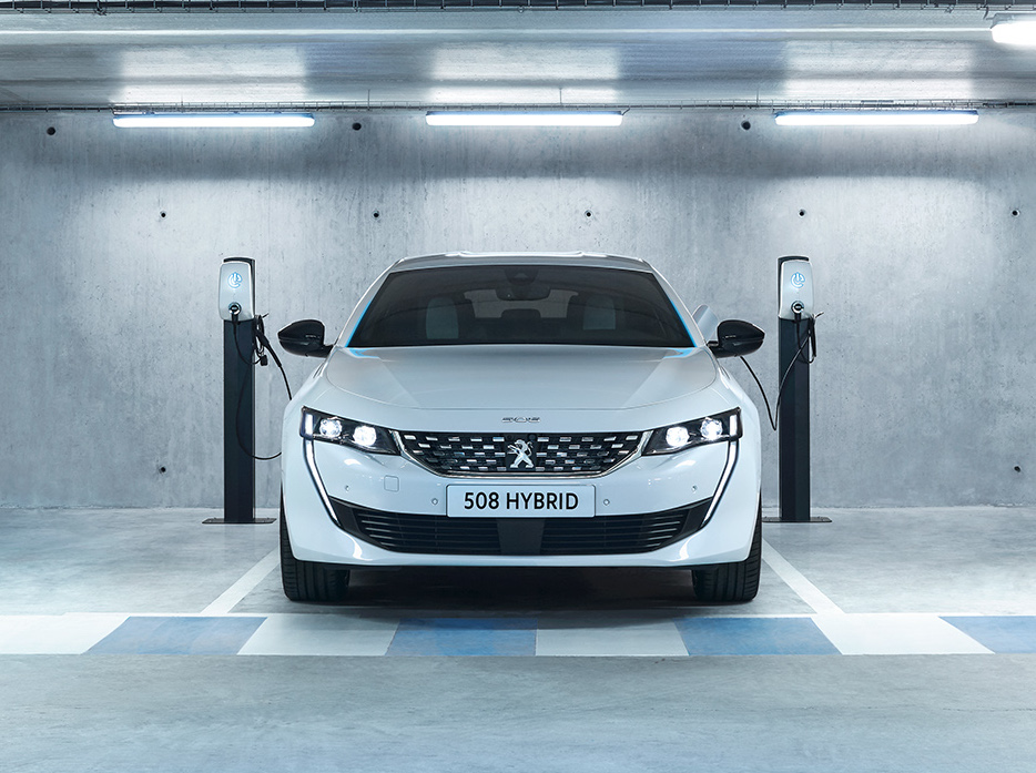 Peugeot uvádza plug-in hybrid už aj v nádhernej 508-čke. Elektrický dojazd je veľmi slušný