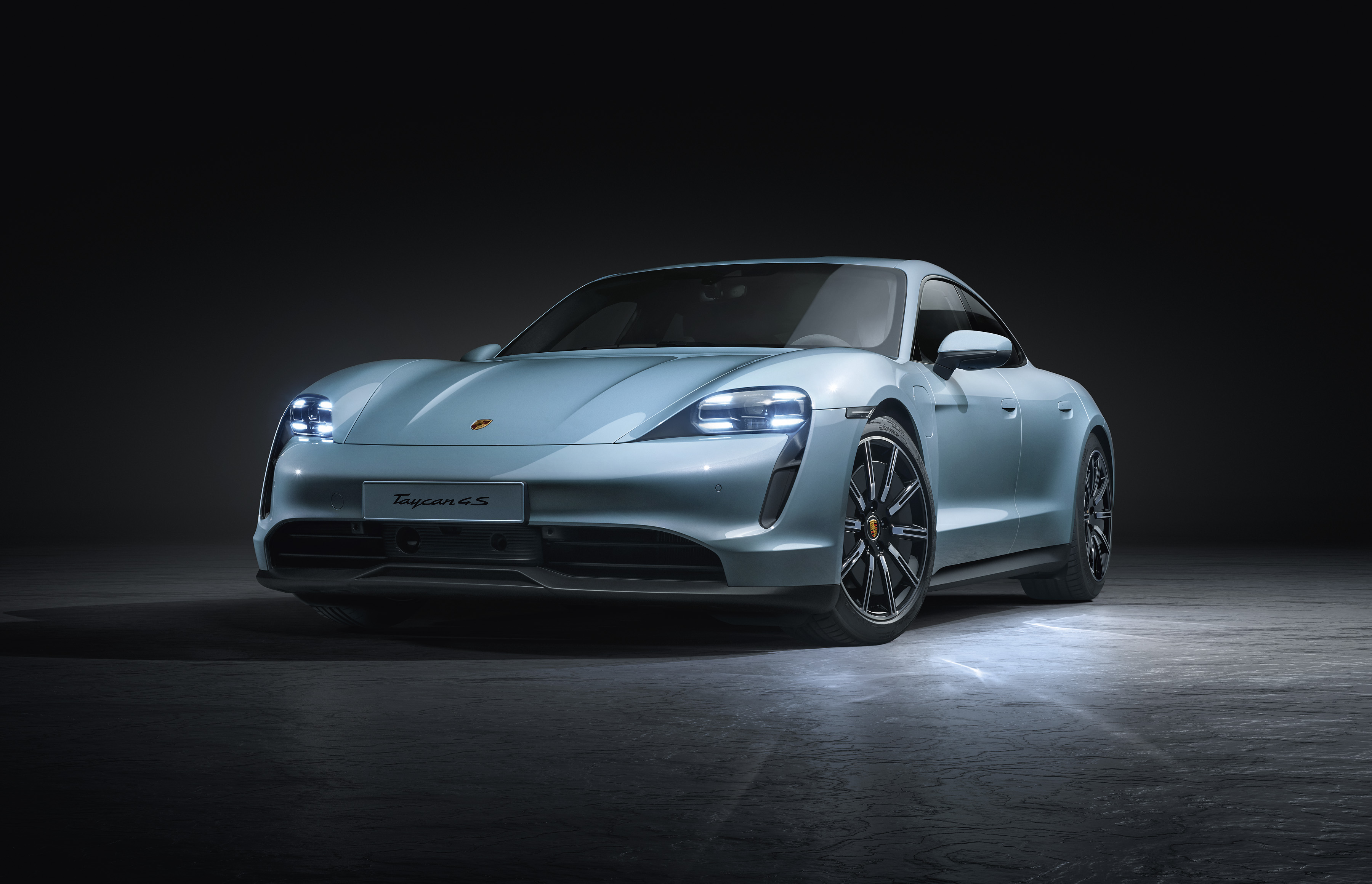 Porsche rozširuje portfólio elektrickej novinky o základnú verziu. Čo ponúkne najlacnejší Taycan?