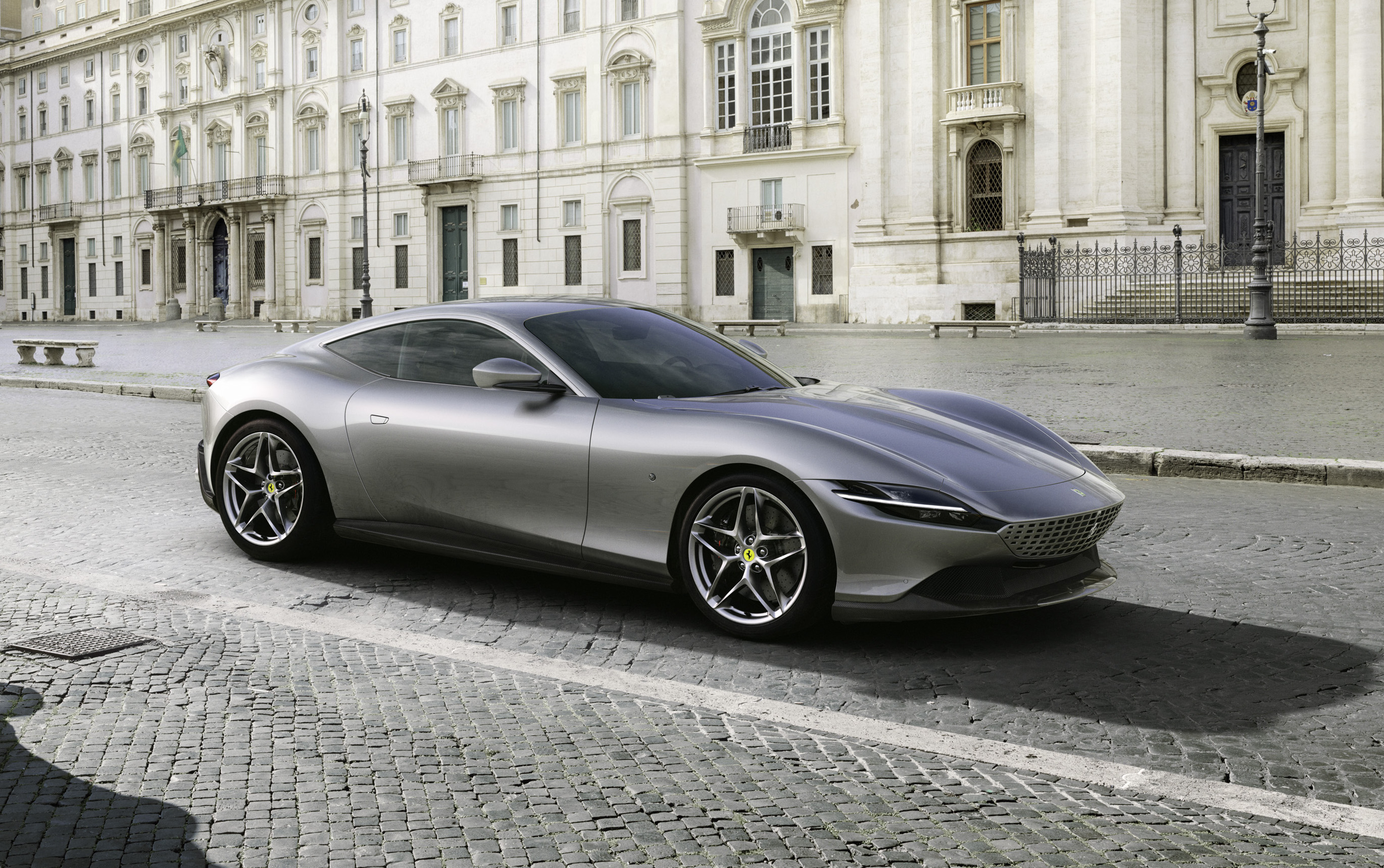 Úplne nové Ferrari prekvapuje menom, dizajnom aj technikou. Legendárne Dino je späť
