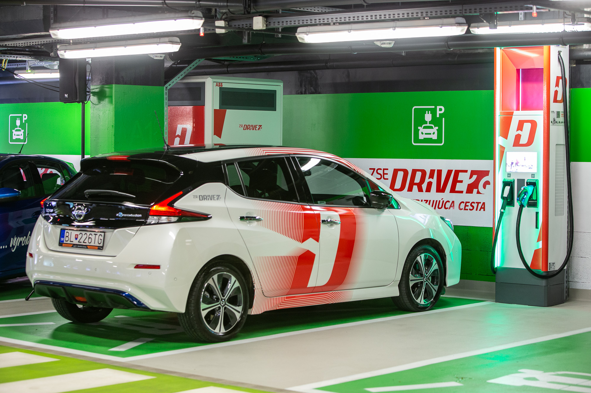 Spoločnosť ZSE otvorila prvý ultra-rýchly nabíjací HUB pre elektrické vozidlá na Slovensku