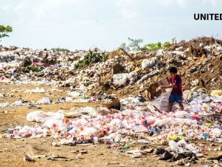 Čína práve vyhlásila vojnu jednorazovým plastom. Bude vzorom aj pre Európu.
