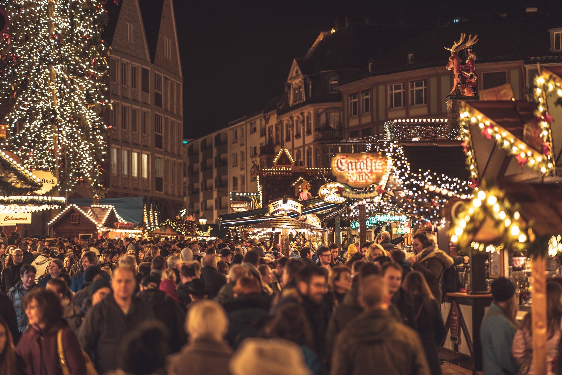 Vianočné trhy – varené víno, chutné jedlo a darčeky. Ale ako to celé začalo?