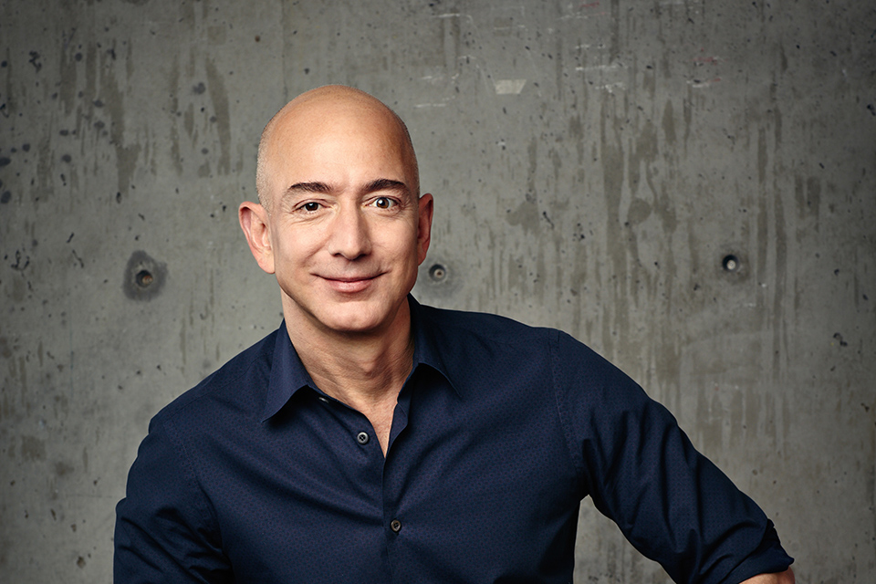 Čo zanecháva Jeff Bezos a ako spravil z Amazonu fenomén?