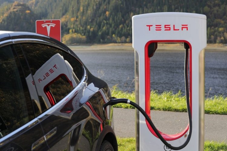 Reštaurácie majú byť súčasťou nabíjacích staníc Supercharger (zdroj obrázku: canva.com)