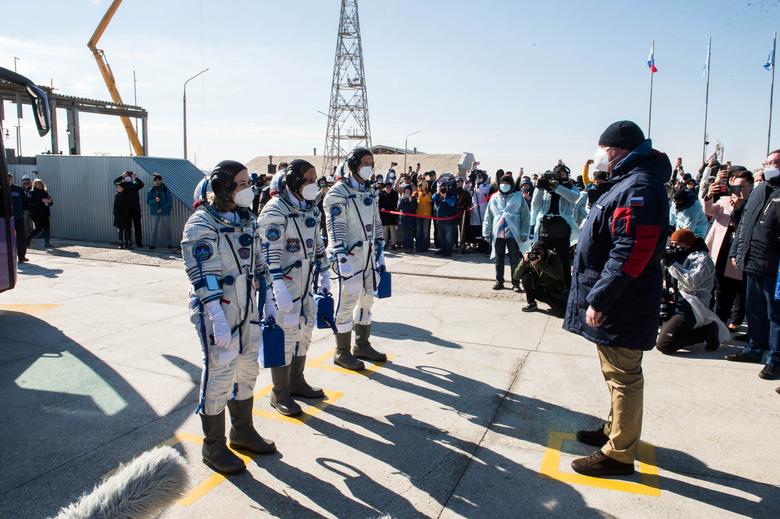 Filmový režisér Klim Shipenko, herečka Yulia Peresild a kozmonaut Anton Shkaplerov pred nastúpením do Sojuzu [Roscosmos]