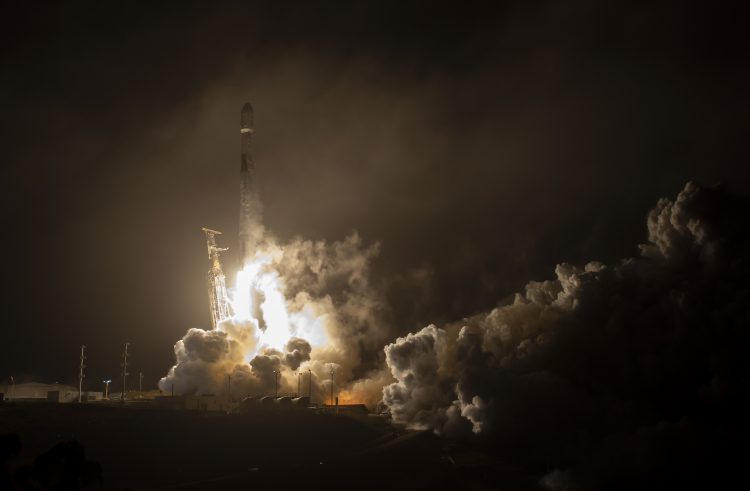 Raketa Falcon 9 spoločnosti SpaceX, ktorá do vesmíru nesie sondu misie DART [NASA]