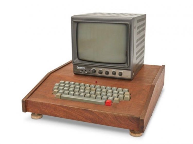 Jeden z prvých počítačov Apple s monitorom Panasonic [JOHN MORAN AUCTIONEERS, INC.]