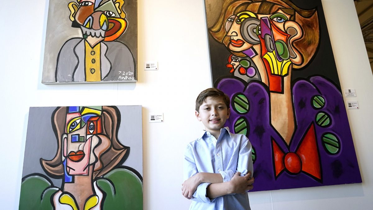 Andres Valencia má 10 rokov a prominentnú klientelu