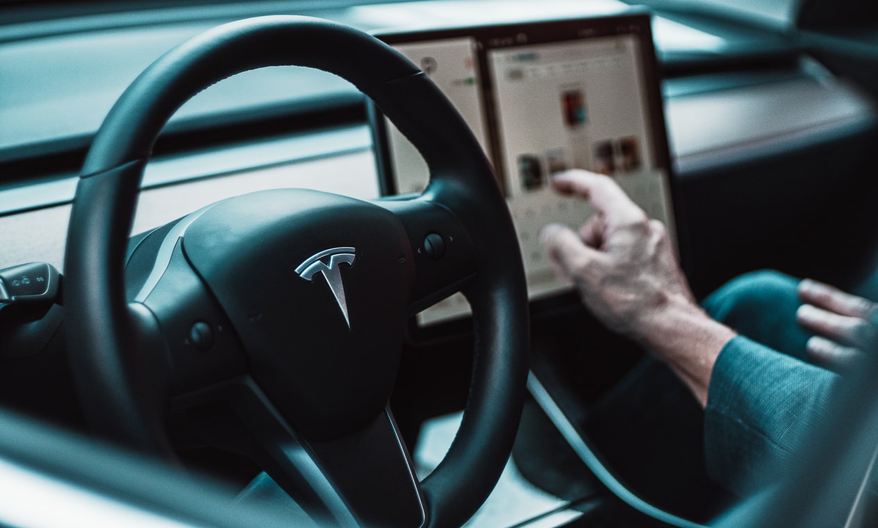 Tesla deaktivuje funkciu umožňujúcu hranie videohier počas jazdy