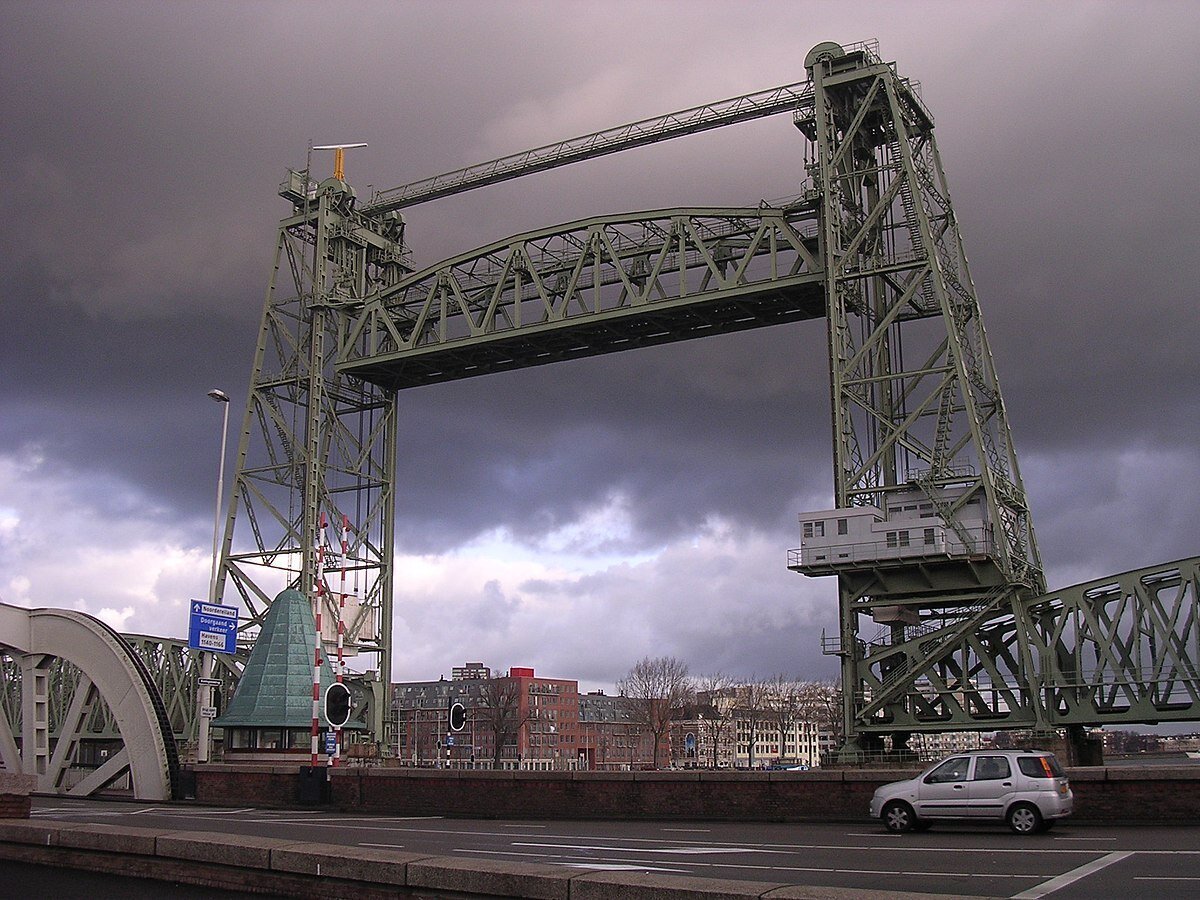 Jeff Bezos a jeho superjachta: Bude kvôli nej demontovaný historický most v Rotterdame?