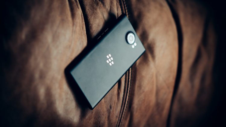 Telefón BlackBerry Priv [Unsplash]