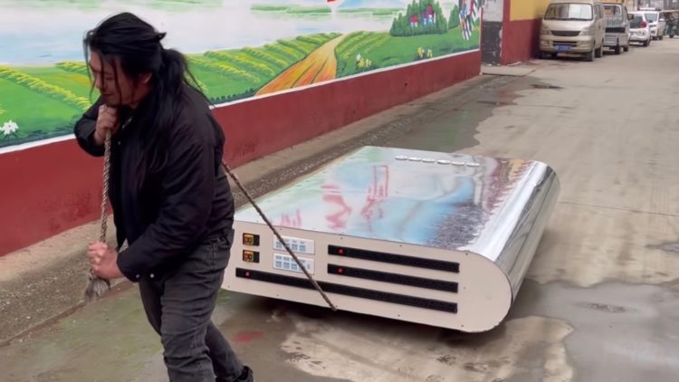 Youtuber Handy Geng s&nbsp;jeho obrovskou power bankou [Youtube/Handy Geng]