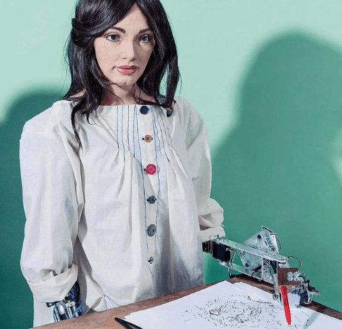 Humanoid Ai-Da je prvým robotom na svete s vlastnou výstavou obrazov