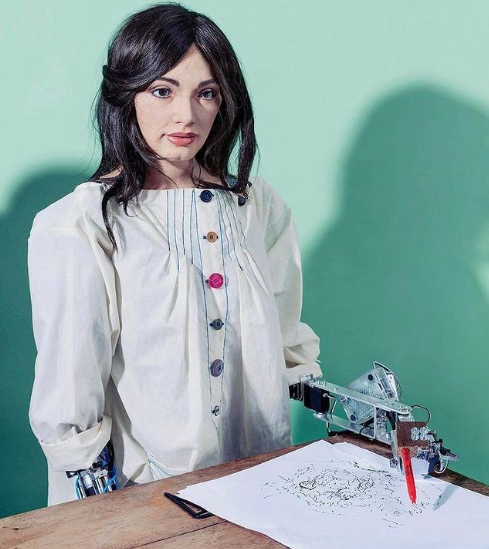 Humanoid Ai-Da je prvým robotom na svete s vlastnou výstavou obrazov