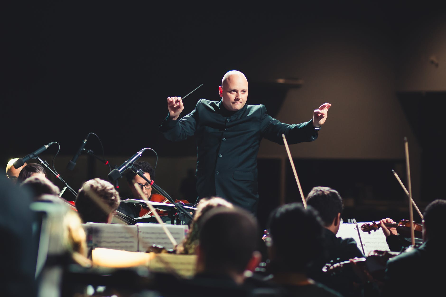 Je dirigent v orchestri zbytočný?