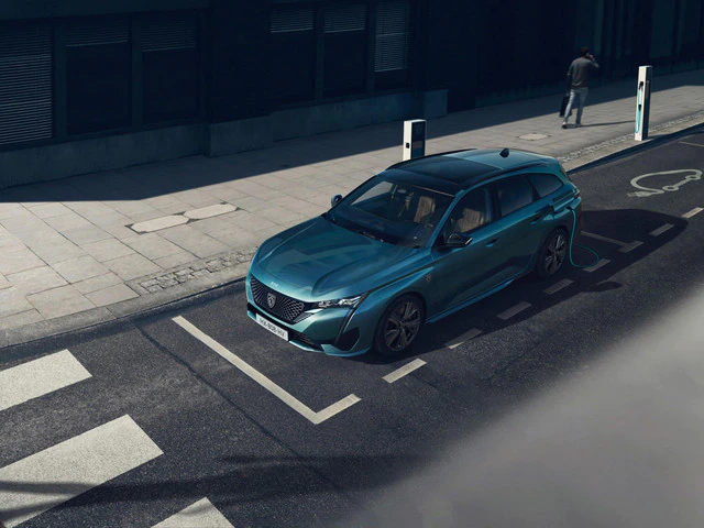 Peugeot už dnes ponúka 14 elektrických a hybridných áut. Vybrali sme tie naj.