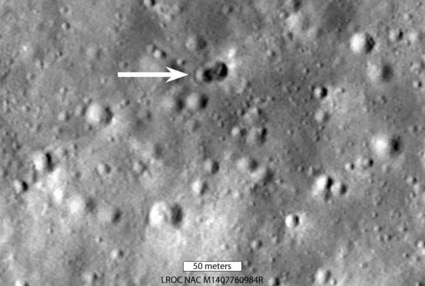 Nový dvojitý kráter vzniknutý pri dopade časti rakety na povrch Mesiaca [NASA]