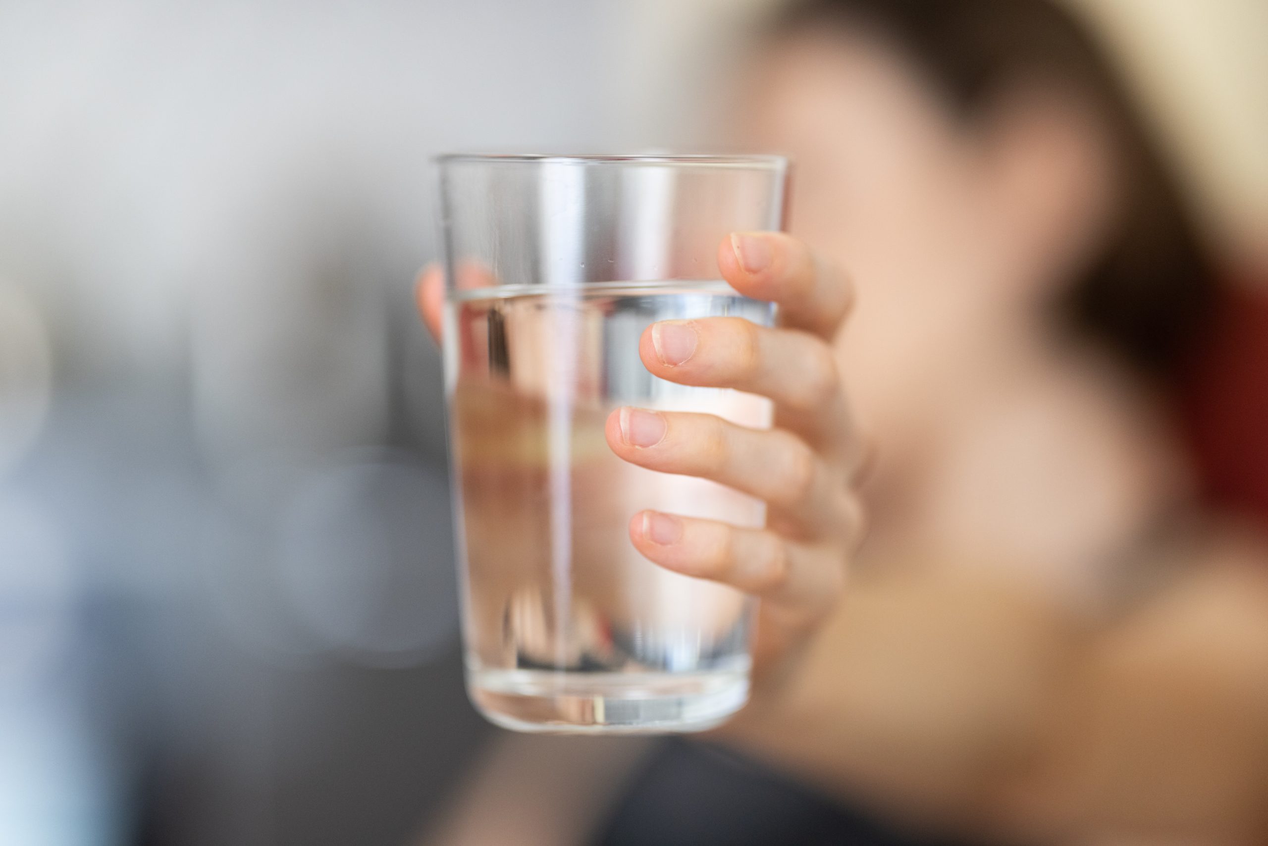 Voda je najviac podceňovaný nápoj. Prečo by sme sa jej nemali vyhýbať?