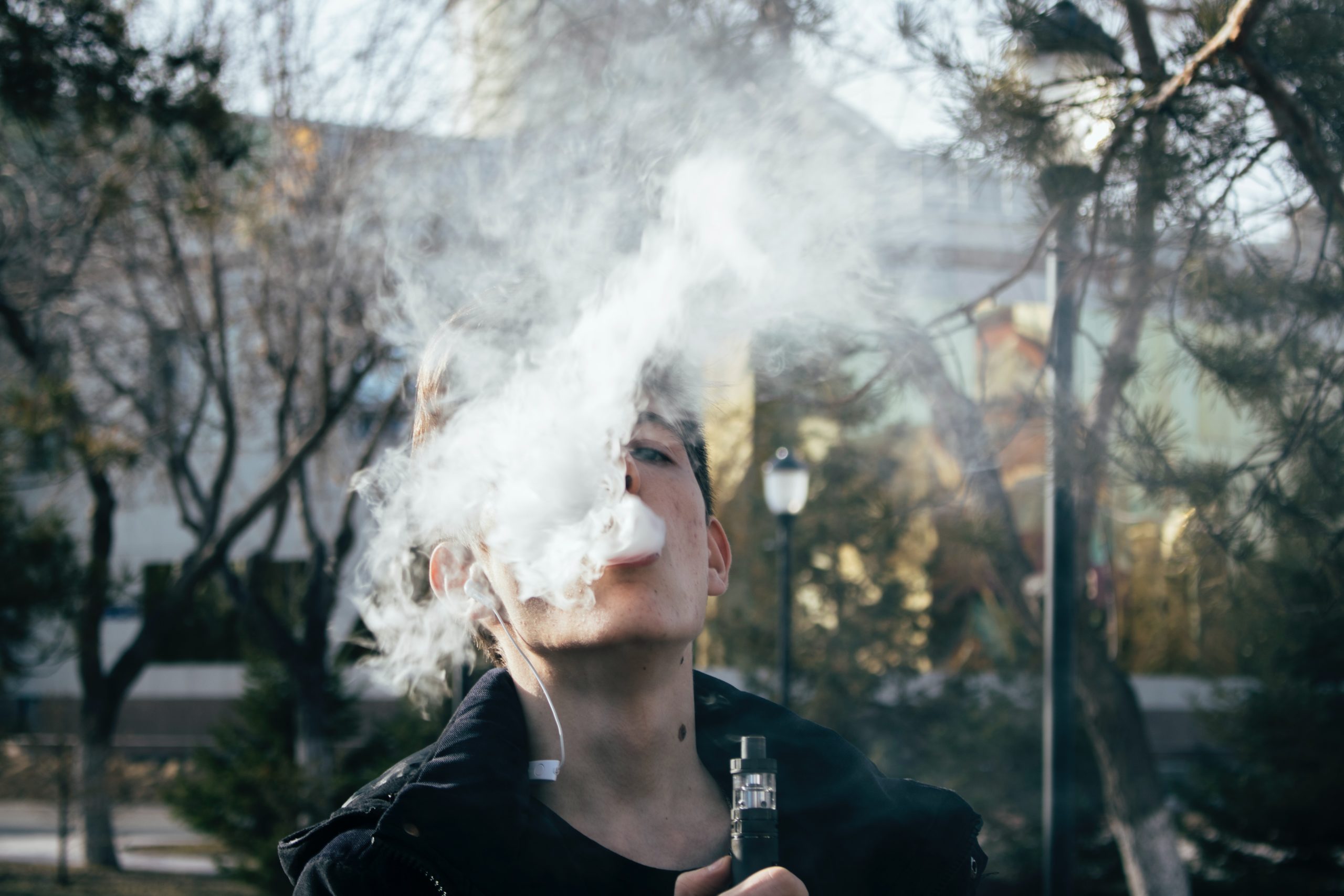 Nikotínové vrecúška a „zdravé“ vapovanie čoraz viac nahrádzajú obyčajné cigarety. Stavajú sa však hrozbou pre maloletých