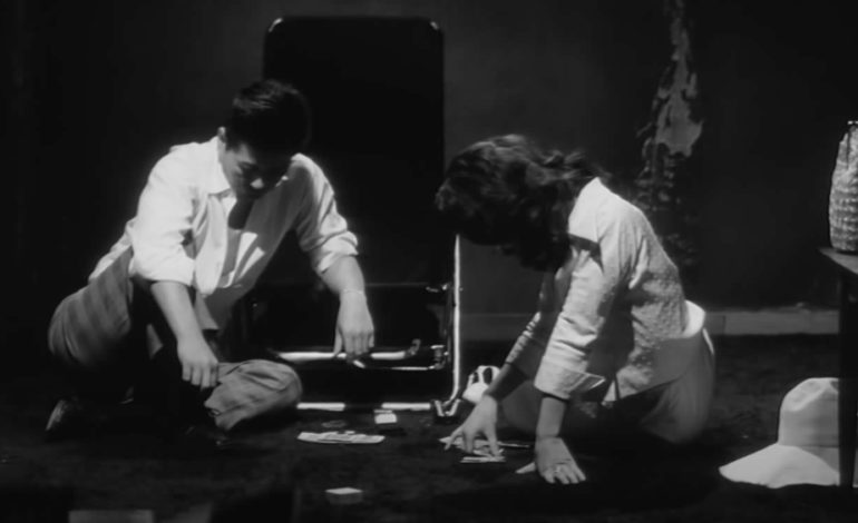 Porazený berie všetko. Japonský film noir Bledý kvet je nezabudnuteľným výletom do podsvetia